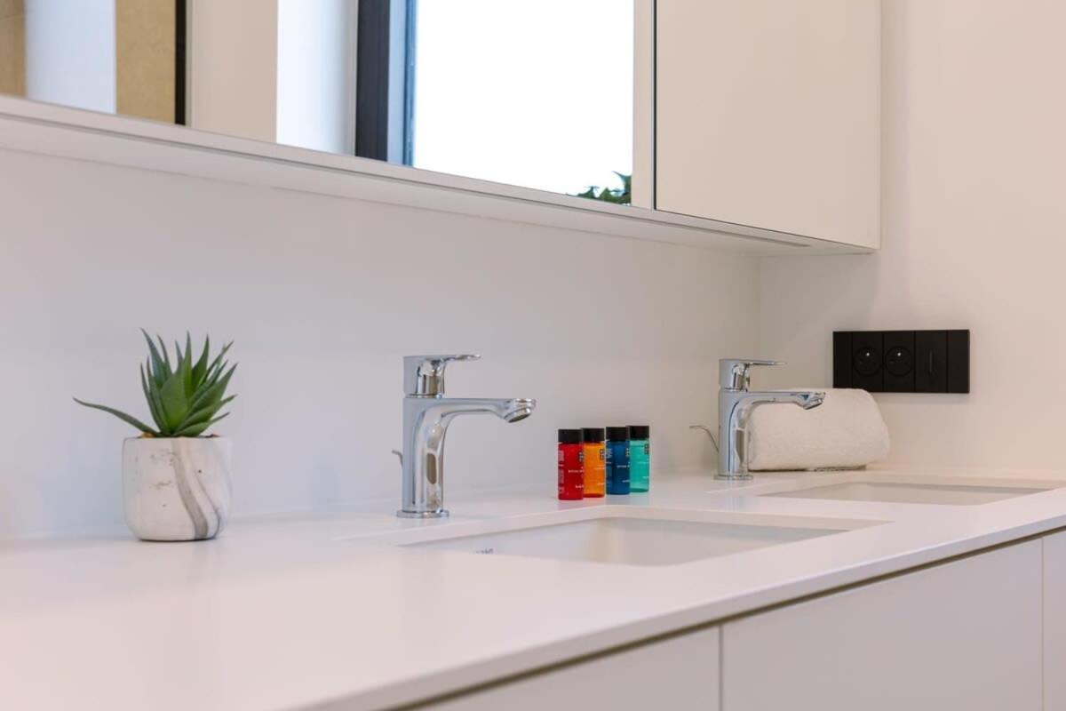 New, Luxurious And Modern Apartment With Private Parking 코크시데 외부 사진